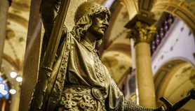 Sochy uvnitř Živnostenské banky